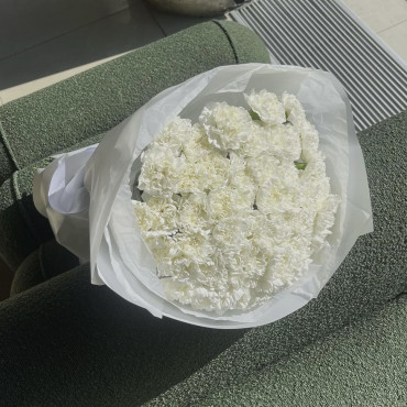 Букет из 49 белых гвоздик