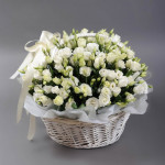 Корзина из 29 белых эустом 