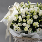 Корзина из 29 белых эустом 